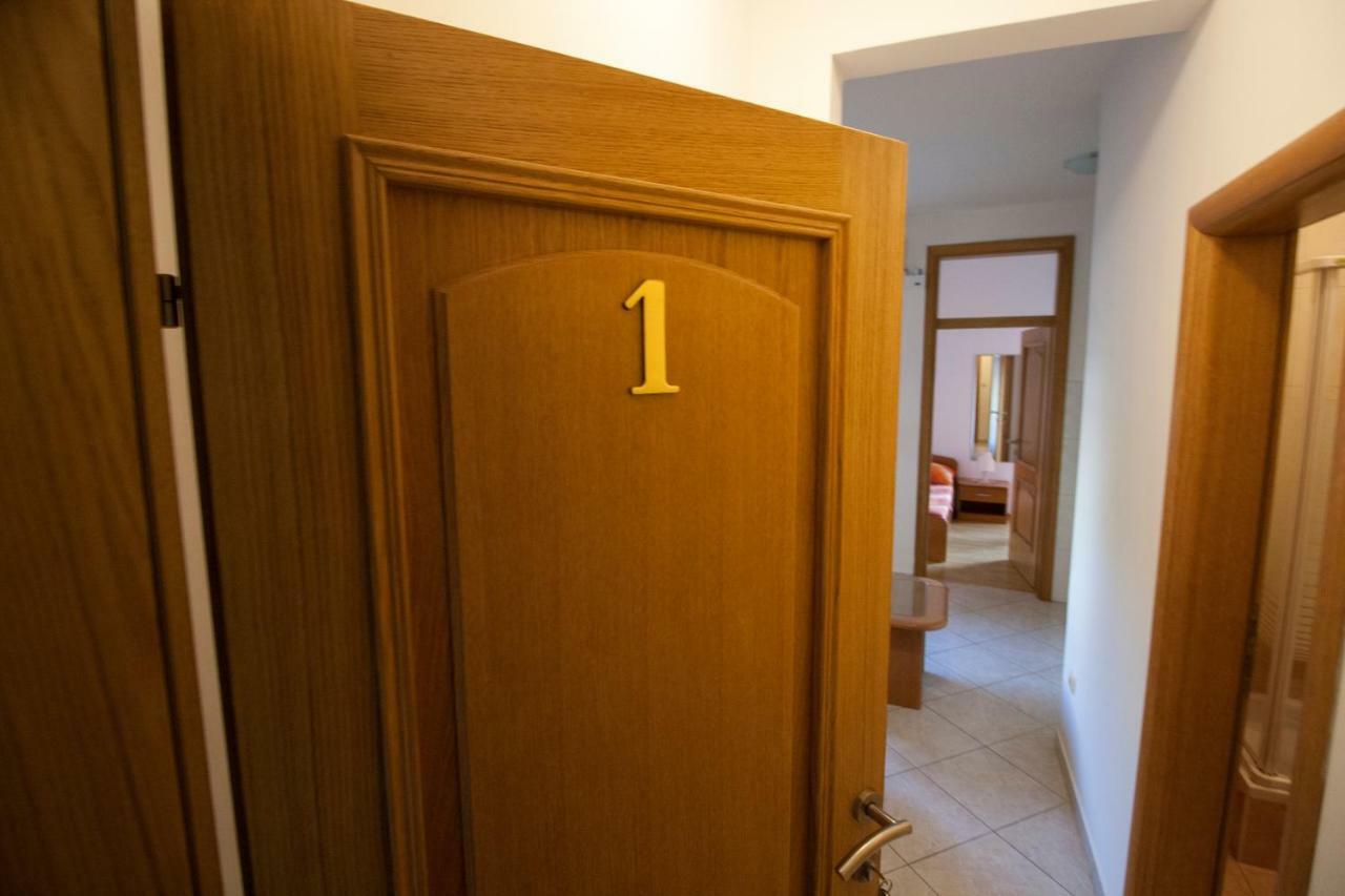Apartments Knezovic Gradac (Split-Dalmatia) Exterior foto